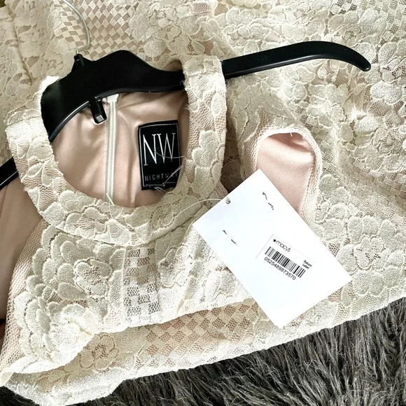 Gorgeous lace formal gown size 6 - Picture 8 of 8